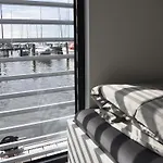 Hausboot Charlotte Im Hafen In *