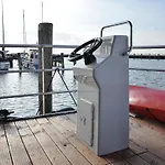 Hausboot Charlotte Im Hafen In Ribnitz-Damgarten