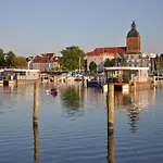 Bateau-hôtel Hausboot Charlotte Im Hafen In