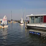 Bateau-hôtel Hausboot Charlotte Im Hafen In *