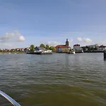 Hausboot Charlotte Im Hafen In Bateau-hôtel