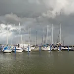 Hausboot Charlotte Im Hafen In * Ribnitz-Damgarten