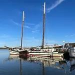 Hausboot Charlotte Im Hafen In Ribnitz-Damgarten