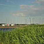 Hausboot Charlotte Im Hafen In Bateau-hôtel Ribnitz-Damgarten