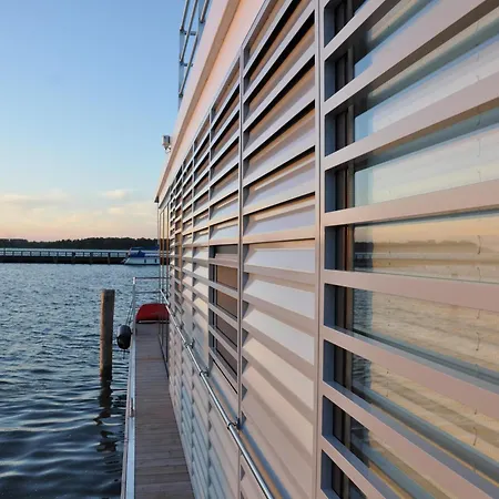 Hausboot Charlotte Im Hafen In *