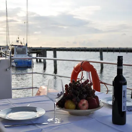 Botel Hausboot Charlotte Im Hafen In *
