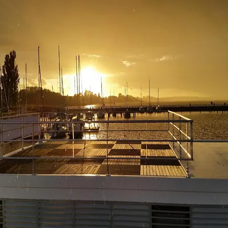 Hausboot Charlotte Im Hafen In Botel Ribnitz-Damgarten