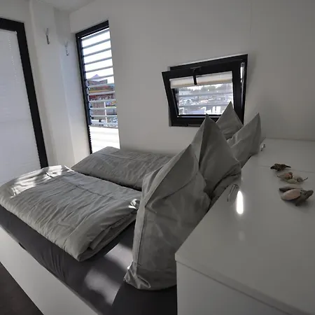 船上ホテル Hausboot Charlotte Im Hafen In *