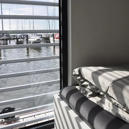 Hausboot Charlotte Im Hafen In *