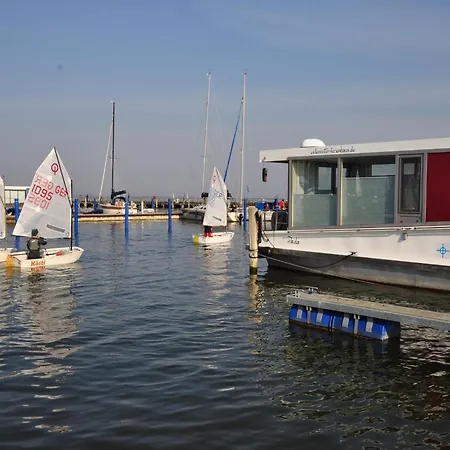 船上ホテル Hausboot Charlotte Im Hafen In *