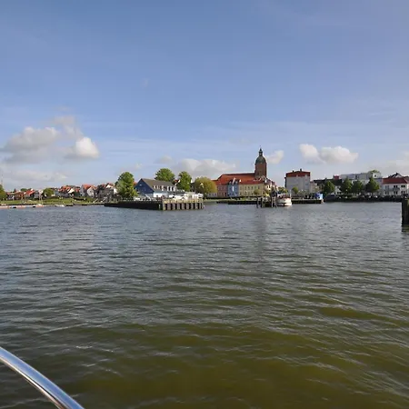 Hausboot Charlotte Im Hafen In 船上ホテル