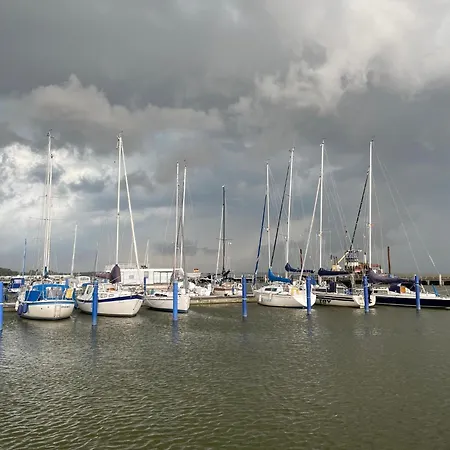 Hausboot Charlotte Im Hafen In * リーブニッツ・ダムガルテン