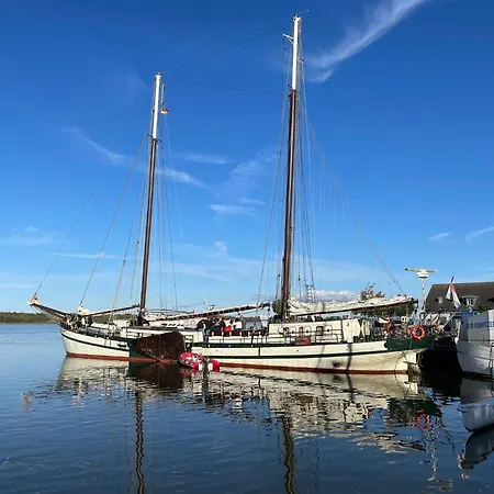 Hausboot Charlotte Im Hafen In リーブニッツ・ダムガルテン