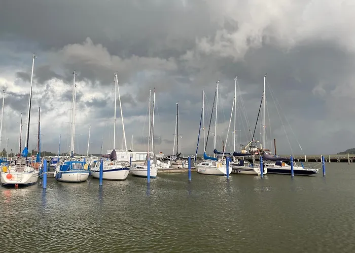 Hausboot Charlotte Im Hafen In * 里布尼茨达姆加滕